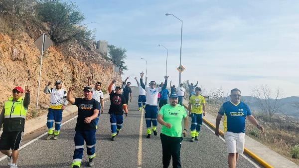 empleados de Aqualia México entrenando para el Maratón Tangamanga en los alrededores de la planta potabilizadora El Realito en San Luis Potosí